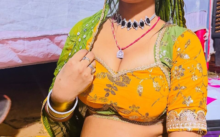 Sexy gunjan: Мачуха дрочить її пизду і показує величезну дупу