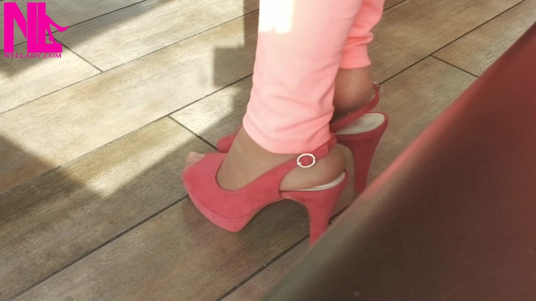 Nyllady: Shoeplay med höga klackar i en bar