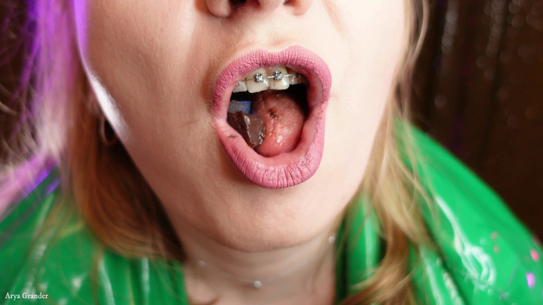 Arya Grander: Video Mukbang: Jilat Kereta (Jelajah Mulut – Fetish Devour Chewing)