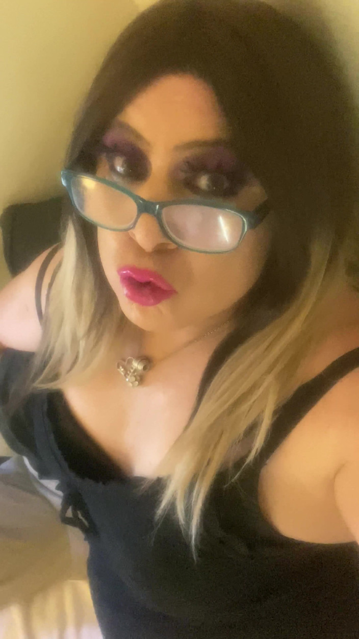 Krissy Sweets: CD Krissy Sweets acariciando seu pau raspado