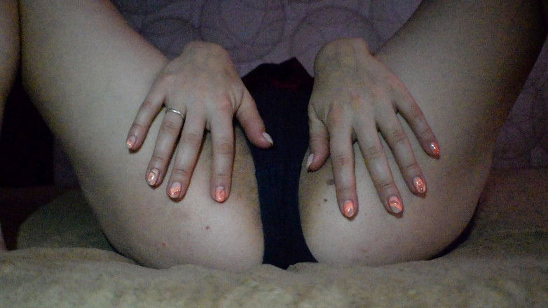 Julia SQuirt: Caresse doucement sa chatte avant d'aller se coucher