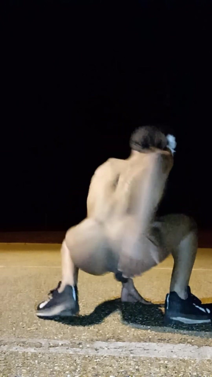 miikakawaiii: Une femboy au gros cul excitée et enfermée dans une...