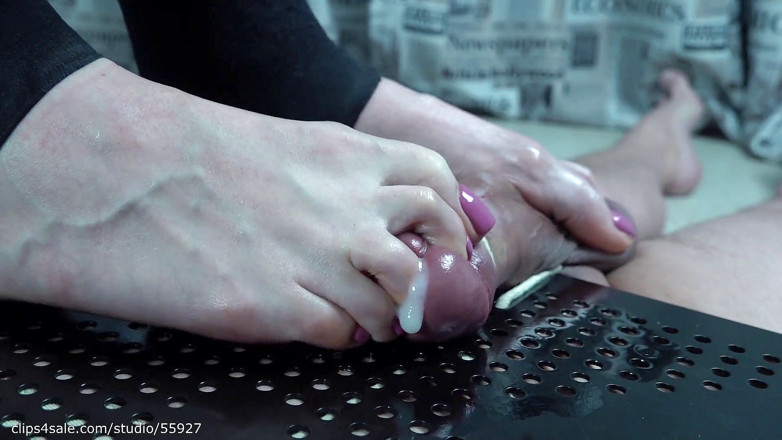 Homemade_Handjob: 풋잡을 하는 오줌싸기