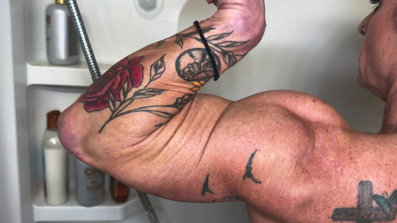 Kandylegsxxx: Shower Flex fantasy: Kandy biegt sich und reißt ihr tank...
