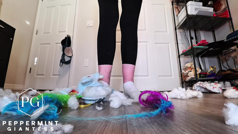 Peppermint Giantess: 67 Riesin in schmutzigen Socken zerstört langsam riesigen plüsch zu...