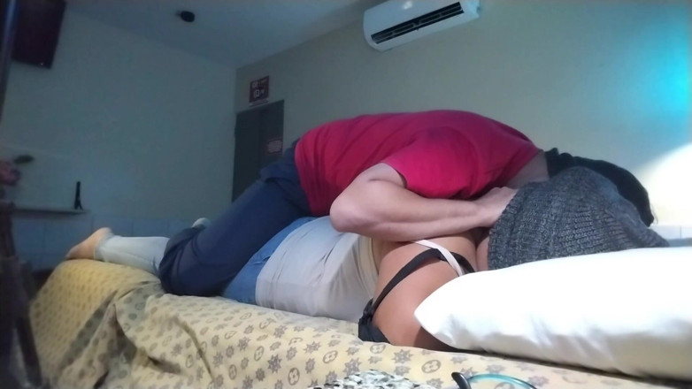 Stepmom_with_big_tits: Fofa tanga vermelha bem enfiada nessa bunda grande e bonita é...