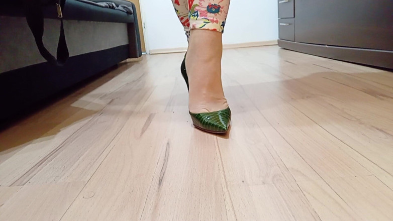 High Heels Kingdom: Crossdresser procházky v sexy hadí kůži Špičatá Toe Casadei Lodičky na...