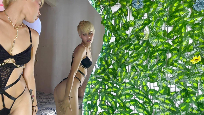 Sweetvalerie21: Si blonde dalam minyak yang sangat panas melancap dalam biliknya...
