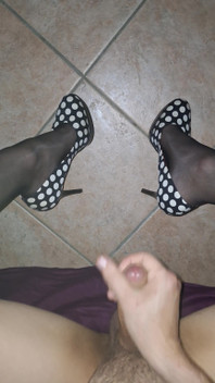 Sissy Slut in Stockings Cums on Heels