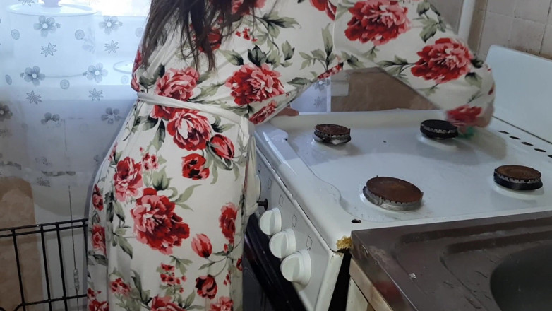 Lesbian-illusion: Jebanie pokojówki w kuchni, gdy mój mąż odpoczywał