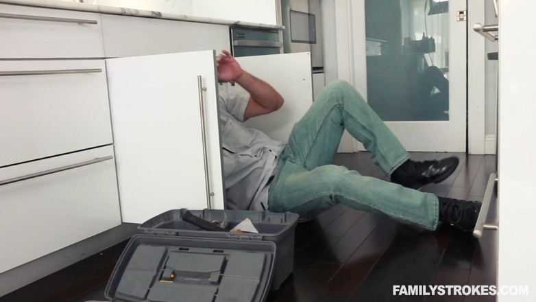 Family Strokes: Nadržená teenagerka kouří obrovského ptáka svého nevlastního bratra