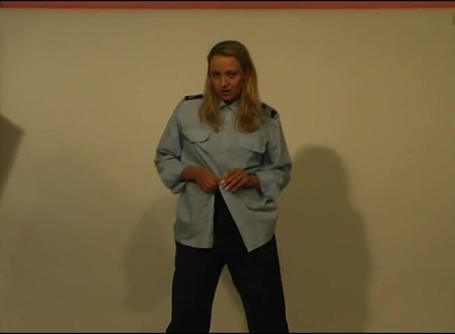 Flash Model Amateurs: Roztomilá blondýnka v sexy uniformě ve smyslné strip show