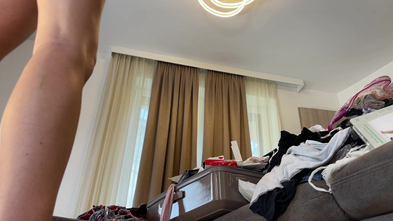 Short Skirt TV: 아마추어 포르노 감독을 위해 팬티와 짧은 치마를 신은 마른 핫한 쪼이는 보지 체코 소녀