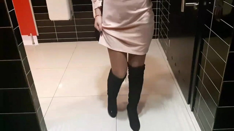 Josani Gwen: Harte muschi-masturbation in sperma im höschen, toilette