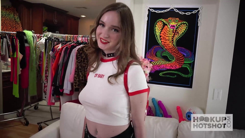 Hookup Hotshot: Tiener schatje Hazel Moore wordt anaal genomen door Hookup Hotshot