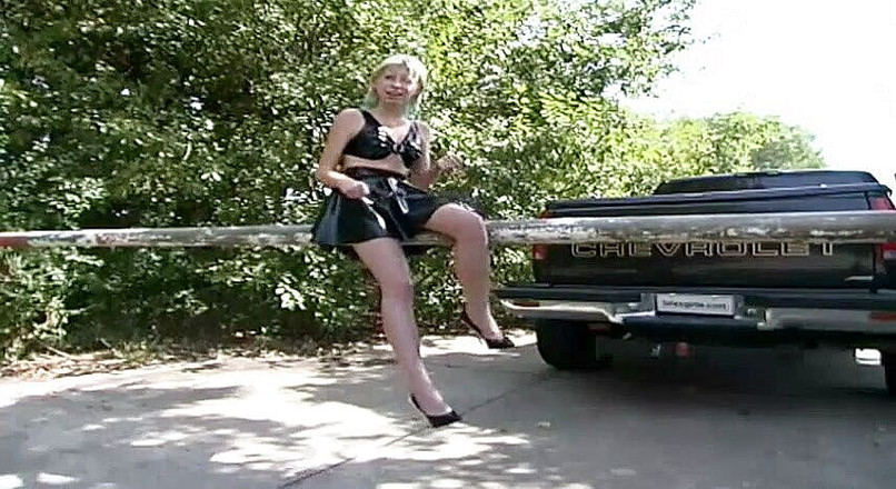 Fetish Desire: Al aire libre - rubia de látex camina y presenta su...