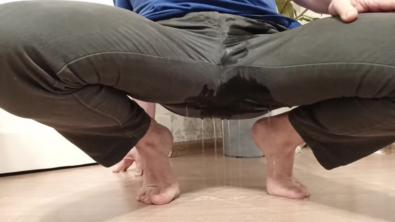 Kinky Guy: Відчайдушний чоловік писяє в джинсах - фетиш ніг