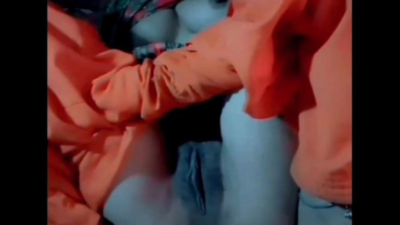 TricolorMusic3: Caliente hermosa chica masturbándose viendo sexy video en móvil