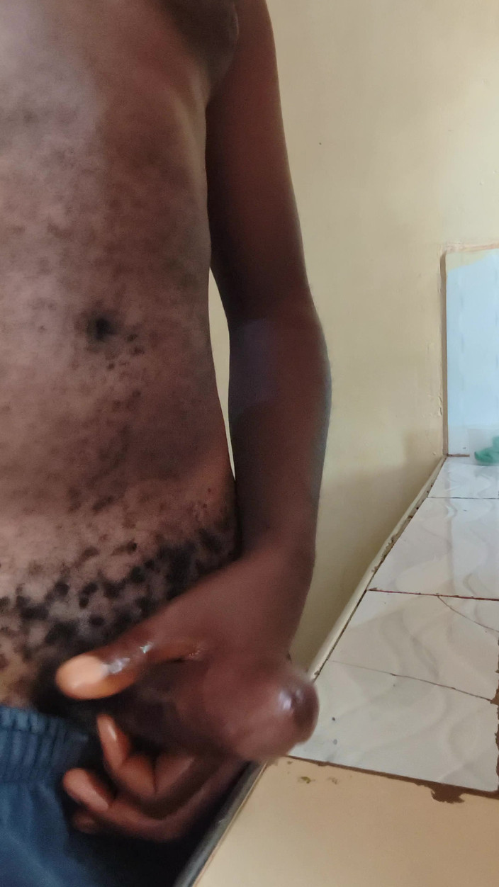Kenyandick: Un petit ami solo branle sa bite bien dure tôt...