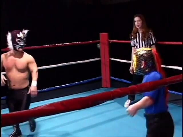 Sex Karma: Zwerg-wrestler wird von dem brünetten schätzchen gefickt und geritten
