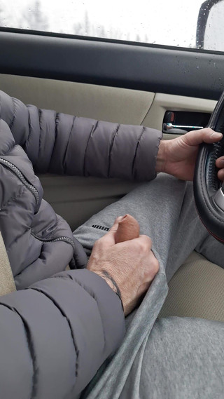 Sleeplovers: Se masturba en coche