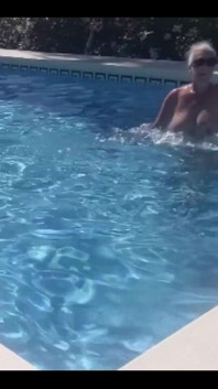 Ziua de filmare de ieri s-a încheiat cu o scufundare în piscină