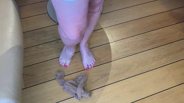 Mr MF: Mme les pieds matures sont une vraie taquine
