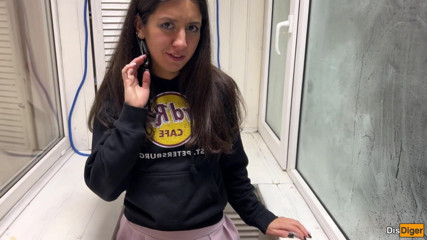 Dis Diger: Uma garota fofa em uma festa sugeriu sexo na varanda...