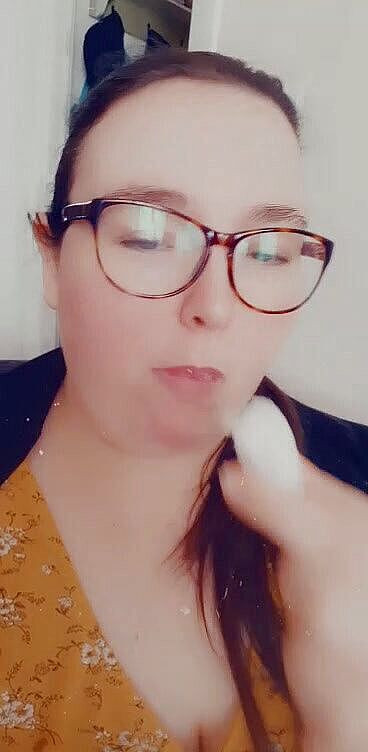 SSBBWLadyBrads: Je mange ce beignet pour toi