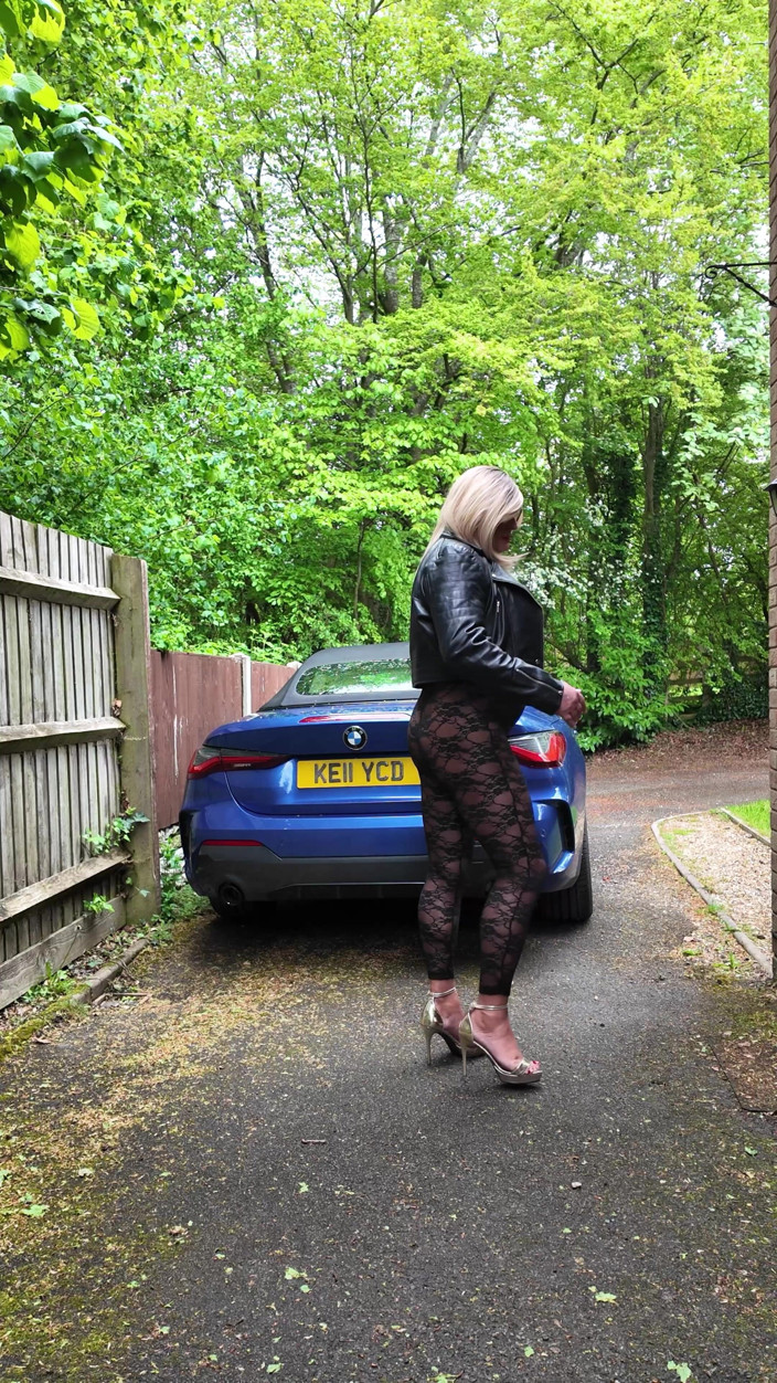 Kellycd2022: Crossdresser Kellycd2022 en veste en cuir noir et combinaison en...