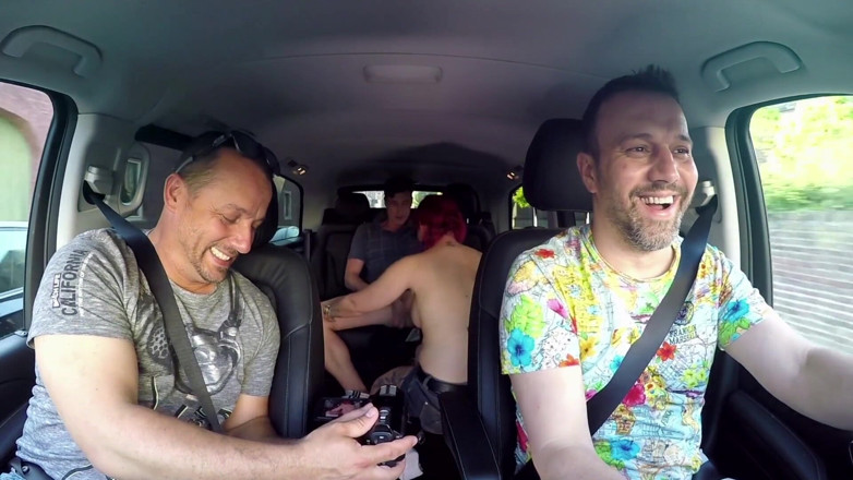 FUCK PARTY XXX: Dívka s velkým zadkem s mnoha tetováními a barevnými vlasy...
