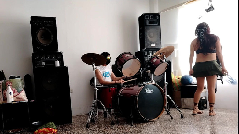 Goky: Ele toca bateria para ela - ela dança, tirando a roupa...