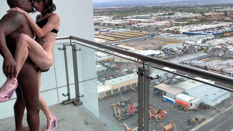 SirMaxxximus: w balkon W Ria Bently