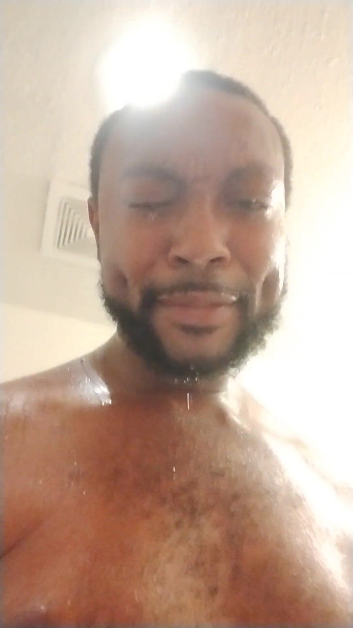 Pharoah Zeus: Semen sexy sudoroso, jugoso y caliente antes de la ducha