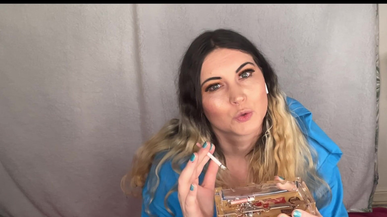 MissFFW: Cette pute BBW adore fumer ses cigarettes aux fraises à la...
