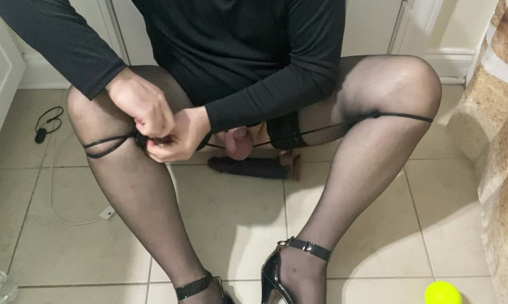 MadisonCD2025: Amatoare Sissy Femboy Crossdresser Ties Bile și pulă cu ciorapi