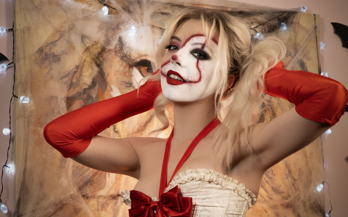 Blonde Gabie: La principessa da circo inquietante ti fa il suo posacenere...