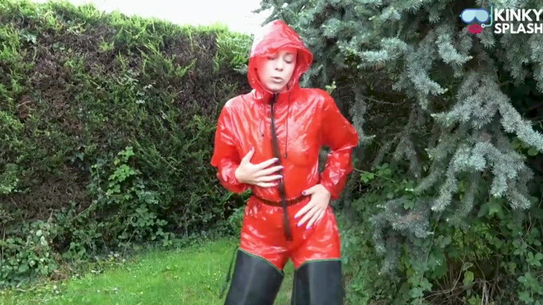UKCuteGirl Lucy Lauren: Parlak pvc yağmur takım elbisesi bahçede azdırıyor