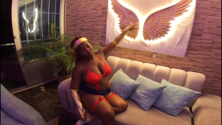 Jhodez1: J’entendais constamment quelqu’un sur le balcon étonnamment une wonder woman noire...