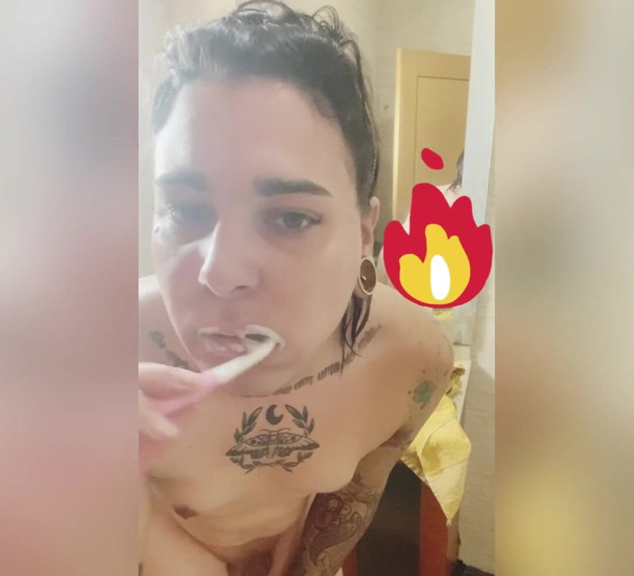 EmmaInkTrans: Meine zähne nackt nach dem duschen putzen