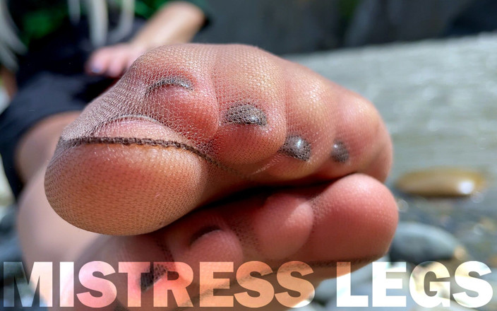 Mistress Legs: La dea in calze di nylon beige mostra le sue...