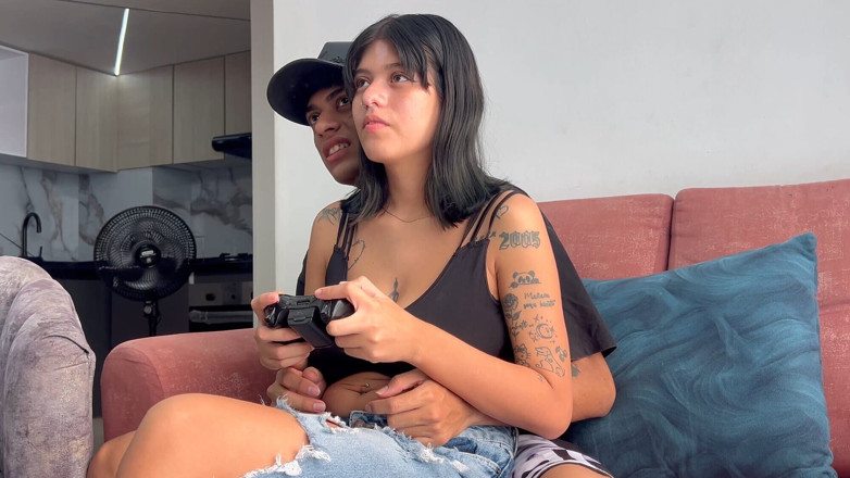 Amateurs productions: J’invite ma petite demi-sœur à jouer pour pouvoir la baiser et...