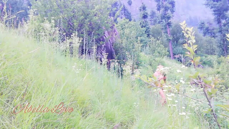 Abella Love: Mi primera vez de una caminata desnuda en el bosque...
