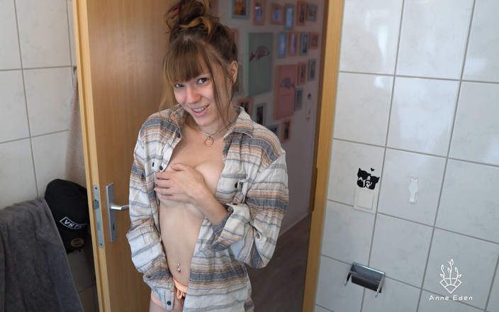 Anne Eden: Elle trémousse son orgasme sous la douche !