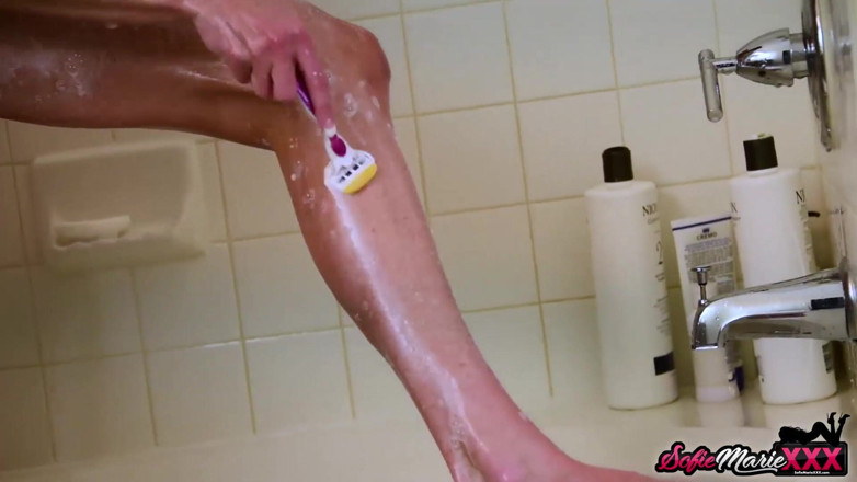 Sofie Marie: Sofie Marie, MILF brune, suce la bite de son beau-fils...