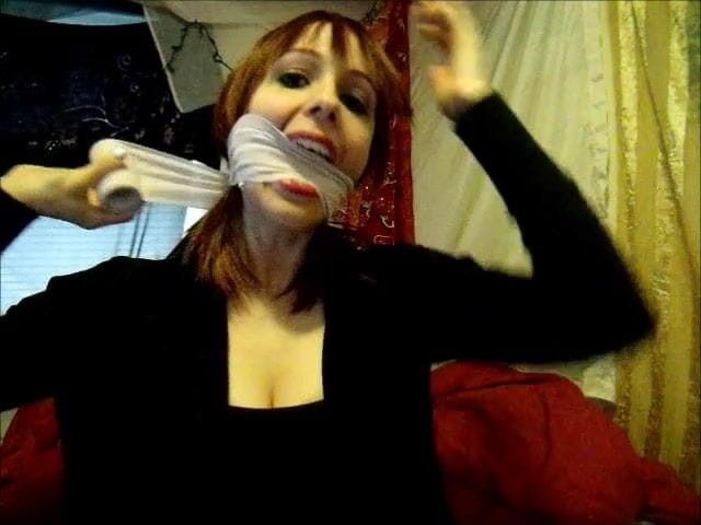 Selfgags classic: Mon ex-copine coquine adore se faire bâillonner !