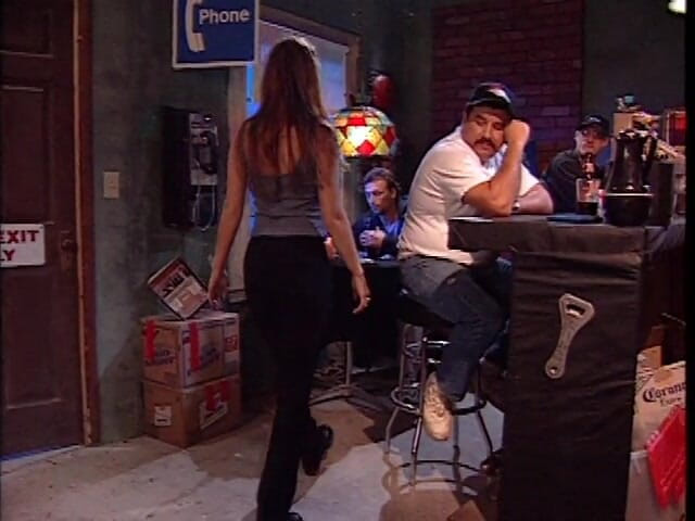 The Anal Queens: Junge junge große rothaarige macht anal in der bar