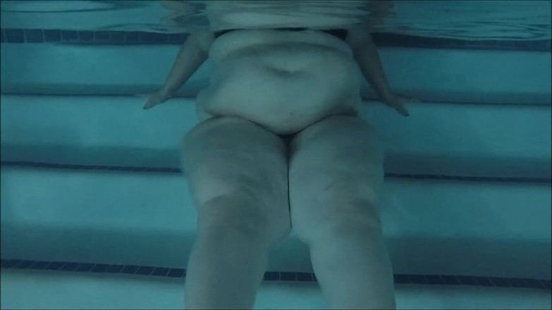 BBW Pleasures: Под водой жиробасина трясется бедрами