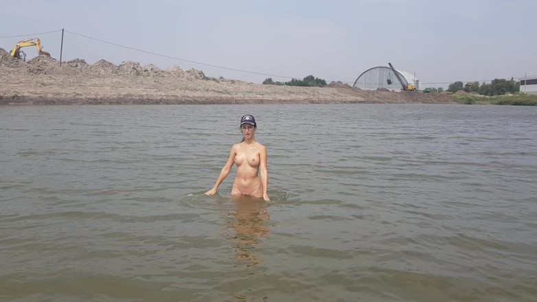 SweetButtocks: Menina toma banho nua no rio e se masturba na...
