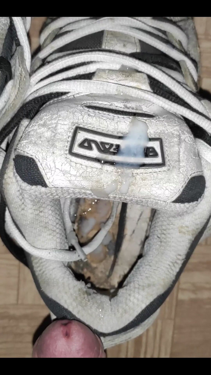 Sneakersmax98: Load &amp; sperma aufBüffel-Sneakers